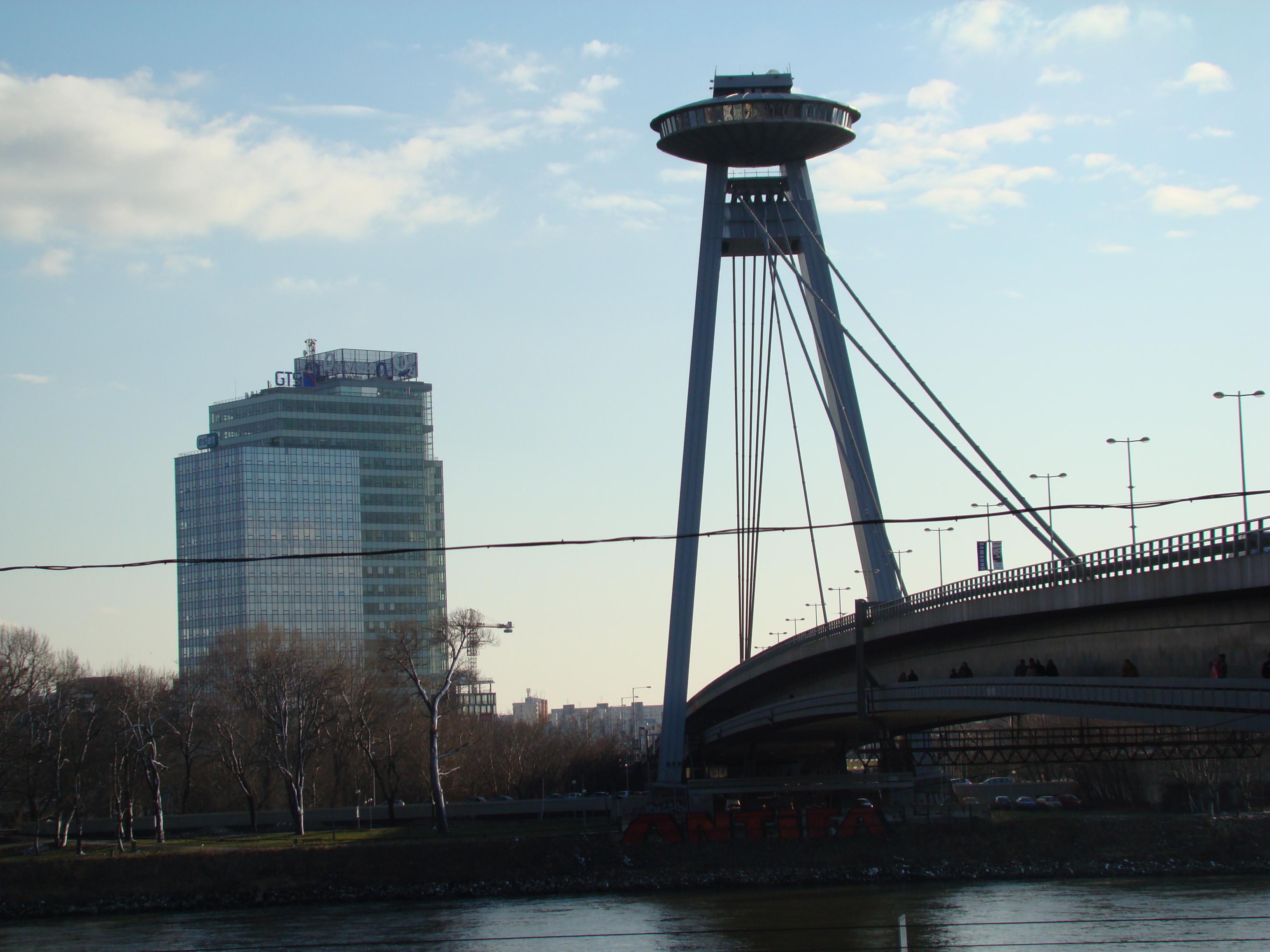 Nový most (Most SNP) a UFO (reštaurácia Bystrica)